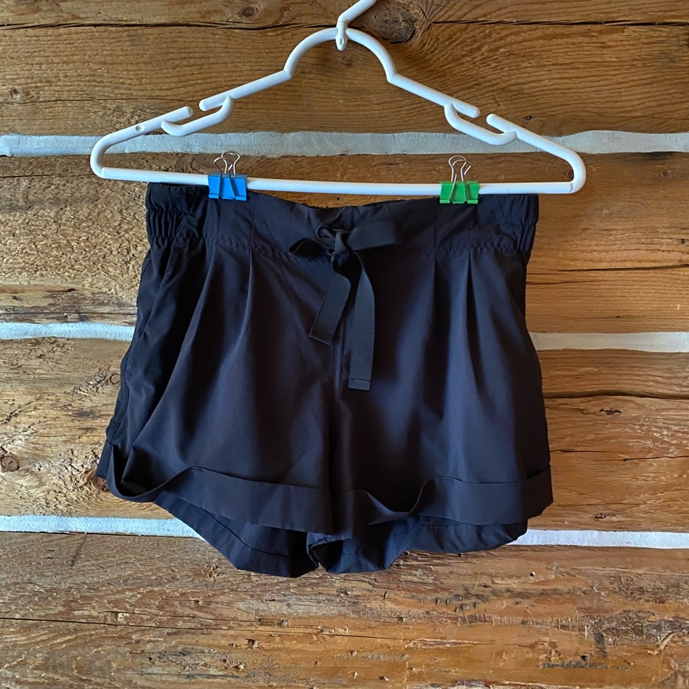 Black cargo Lululemon shorts size 6
